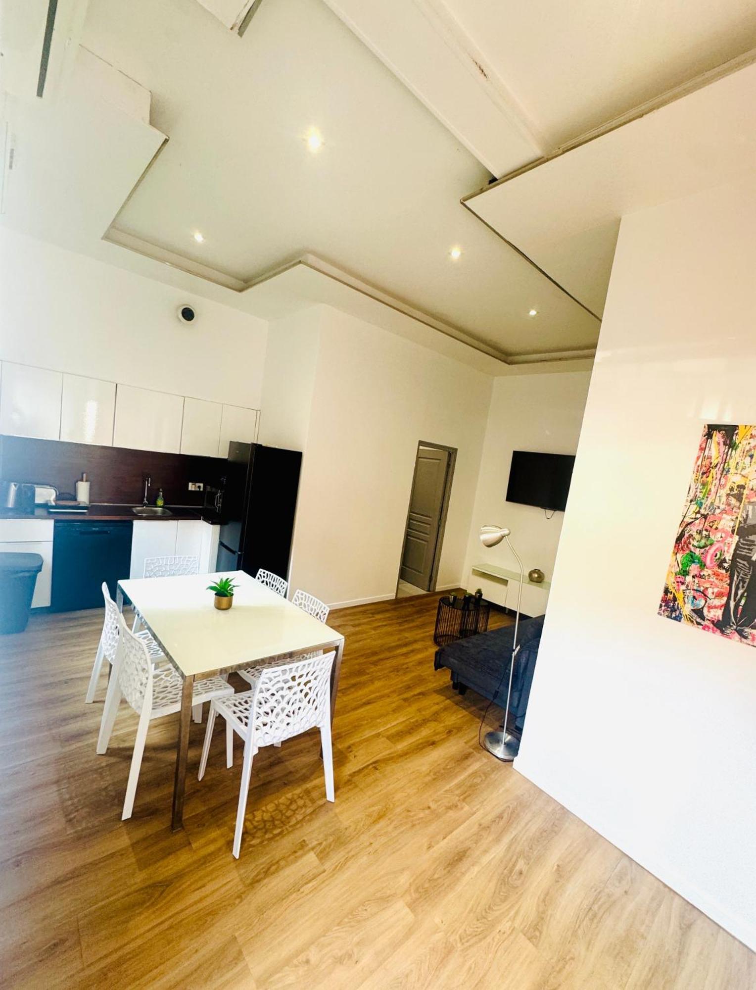 Jolie Maison Individuelle 50 M2 ,design Et Climatisee, Confort, Wifi, Terasse Privee , 5 Min Et Autoroute, Stationnement Gratuit Marseille